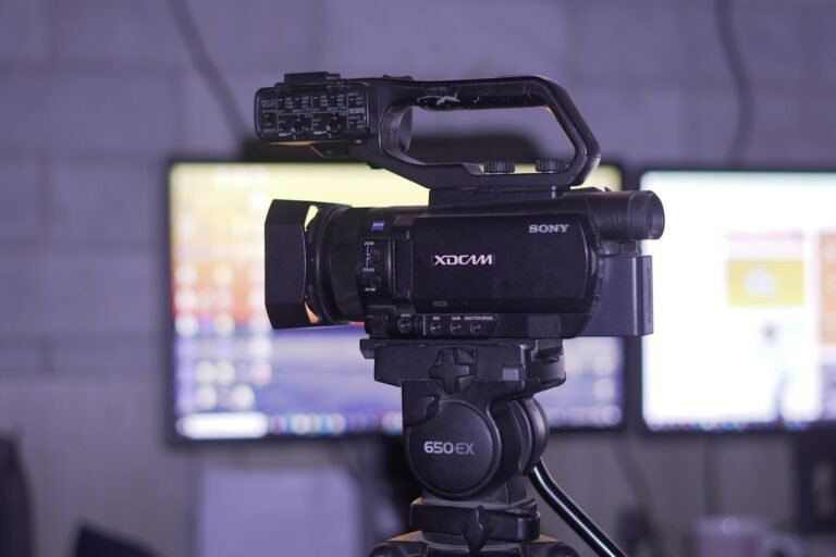 كاميرا سينمائية احترافية مع شاشة مراقبة لتوضيح الفرق بين تسجيل RAW وتصوير Log في الفيديو