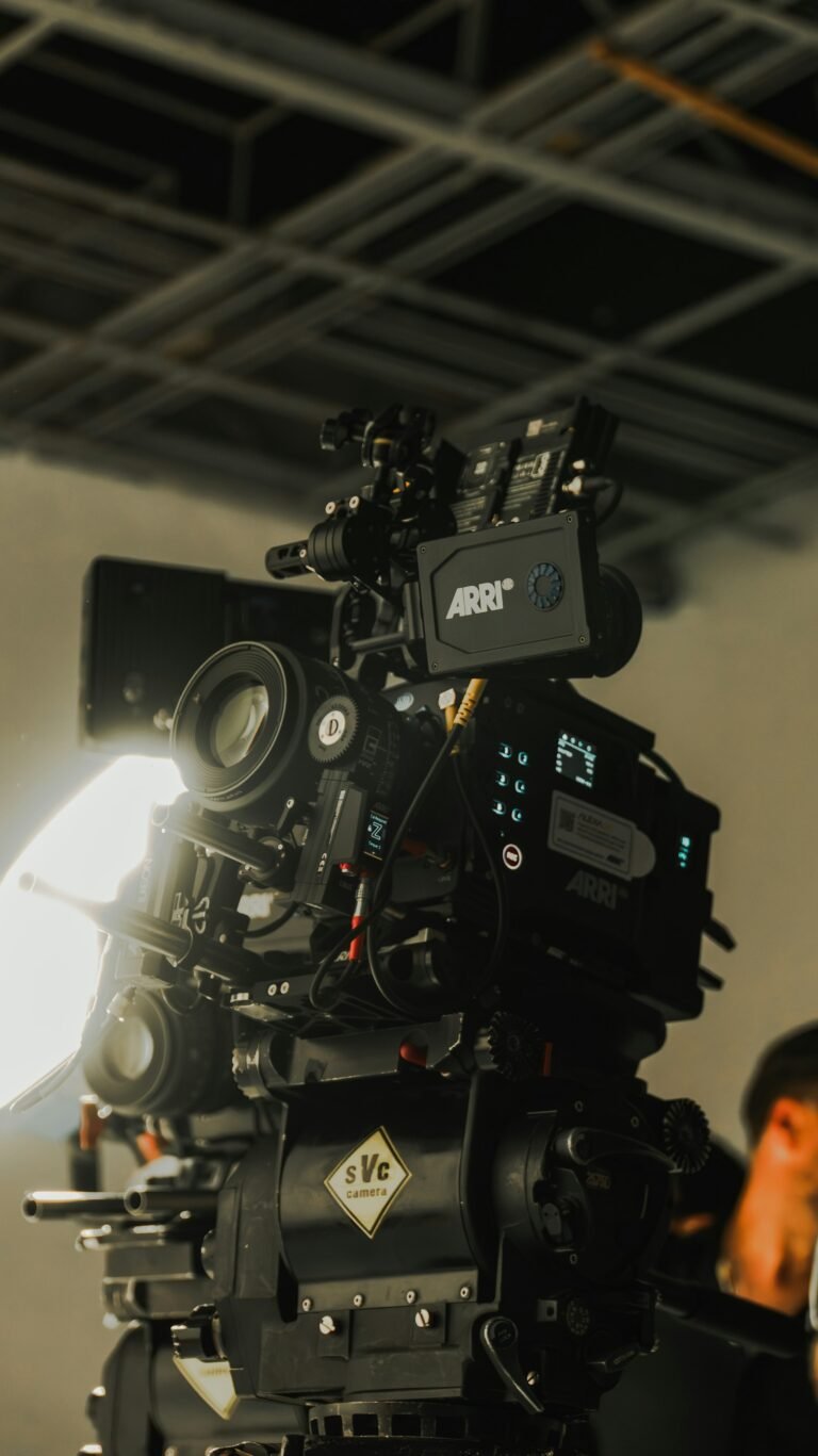 كاميرا سينمائية احترافية في استوديو بإضاءة داكنة لتوضيح إعدادات Shutter Angle في تصوير الفيديو