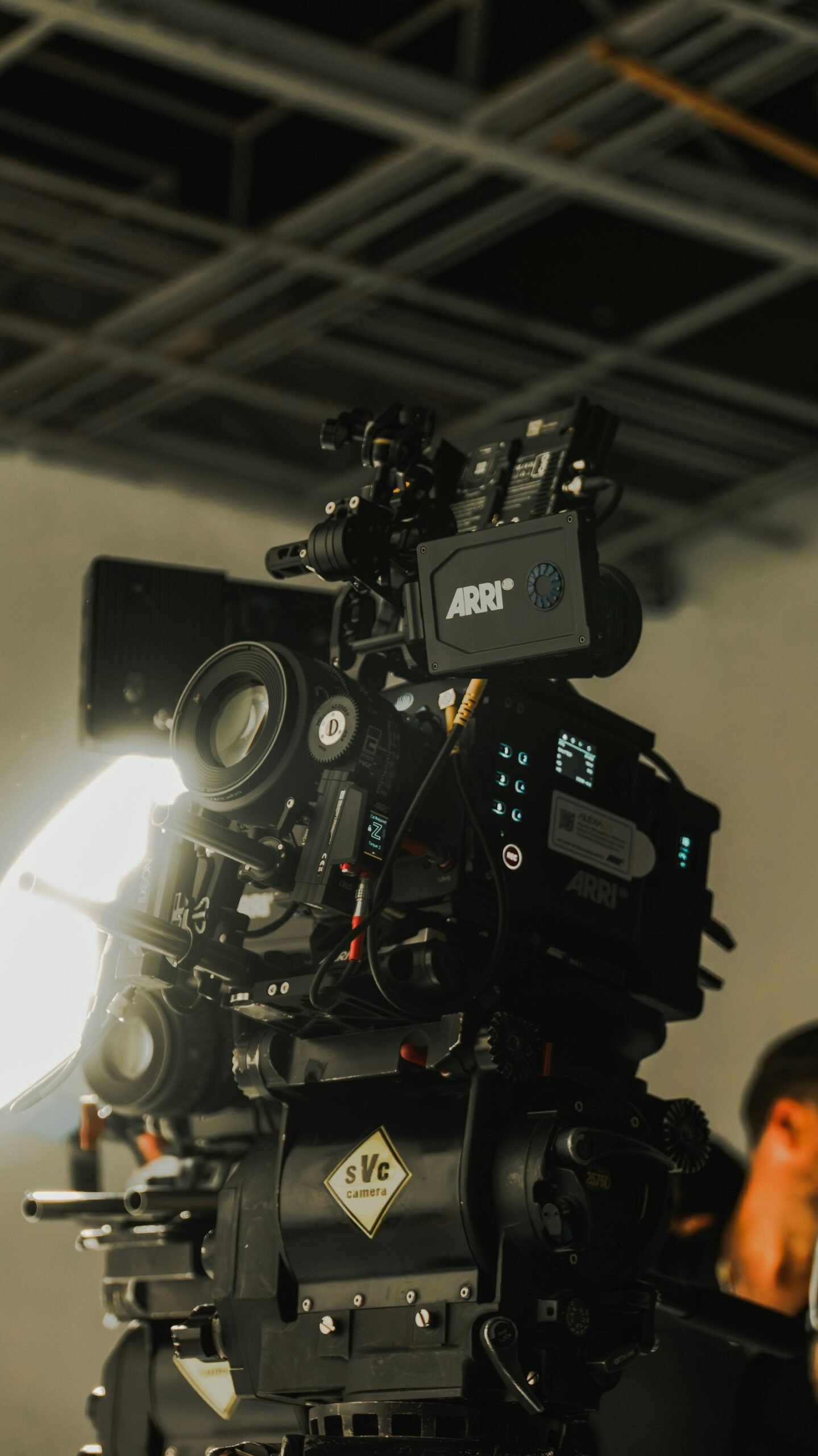 كاميرا سينمائية احترافية في استوديو بإضاءة داكنة لتوضيح إعدادات Shutter Angle في تصوير الفيديو