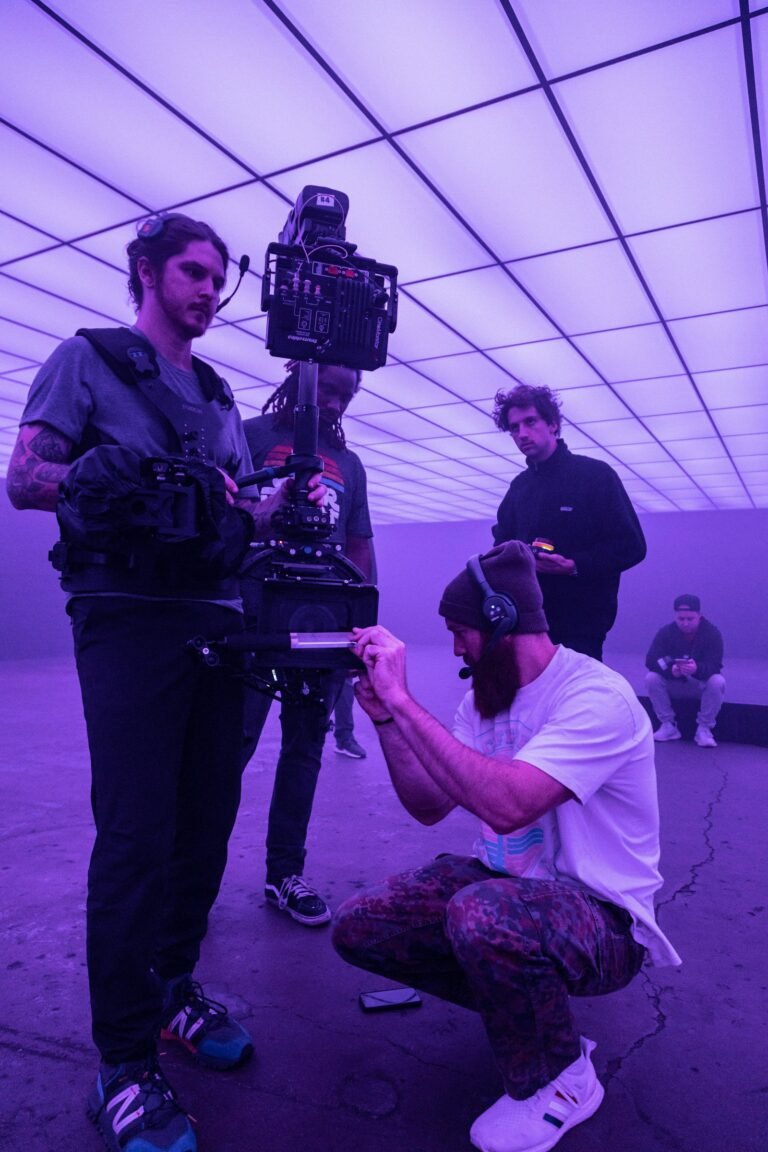 فريق تصوير يعمل حول كاميرا سينمائية لتوضيح مزامنة الكاميرات والصوت باستخدام Timecode
