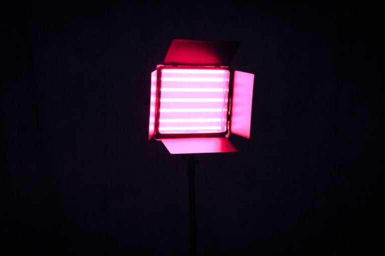 مصدر إضاءة استوديو وردي لتوضيح مشكلة Flicker الناتجة عن بعض وحدات LED في تصوير الفيديو