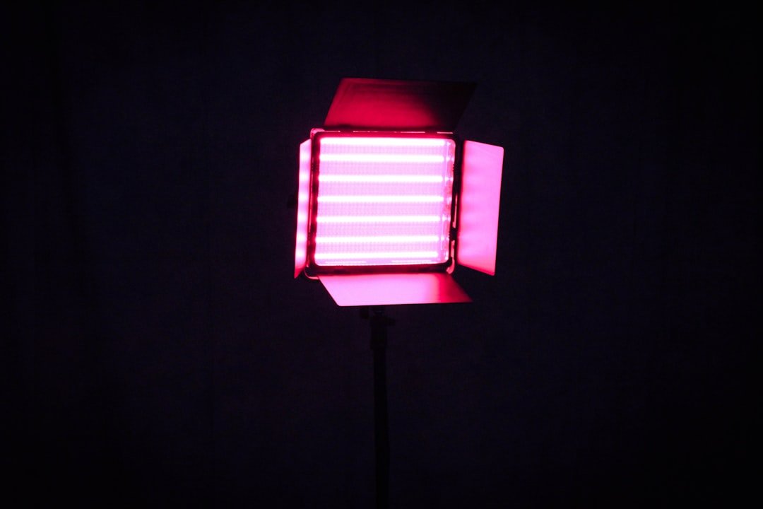 مصدر إضاءة استوديو وردي لتوضيح مشكلة Flicker الناتجة عن بعض وحدات LED في تصوير الفيديو