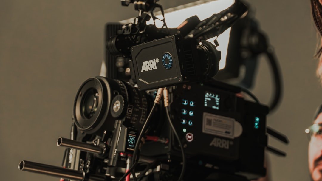 تفاصيل كاميرا وعدسة سينمائية احترافية لشرح تأثير مرشحات ND على التحكم بالتعريض