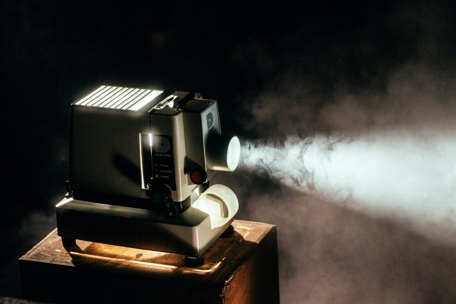 مصدر ضوء سينمائي مع توهج واضح لتوضيح سلوك Lens Flares في العدسات السينمائية