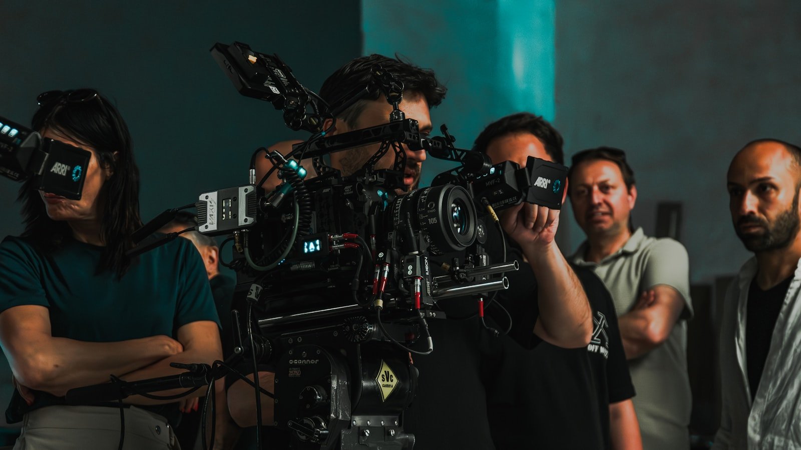 طاقم سينمائي يعمل حول كاميرا احترافية أثناء التحضير لإحدى اللقطات في موقع التصوير