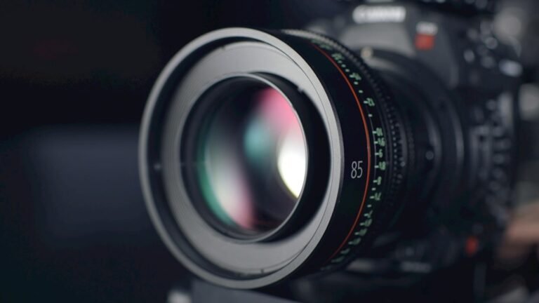عدسة Prime ثابتة البعد البؤري مركبة على كاميرا للتصوير السينمائي