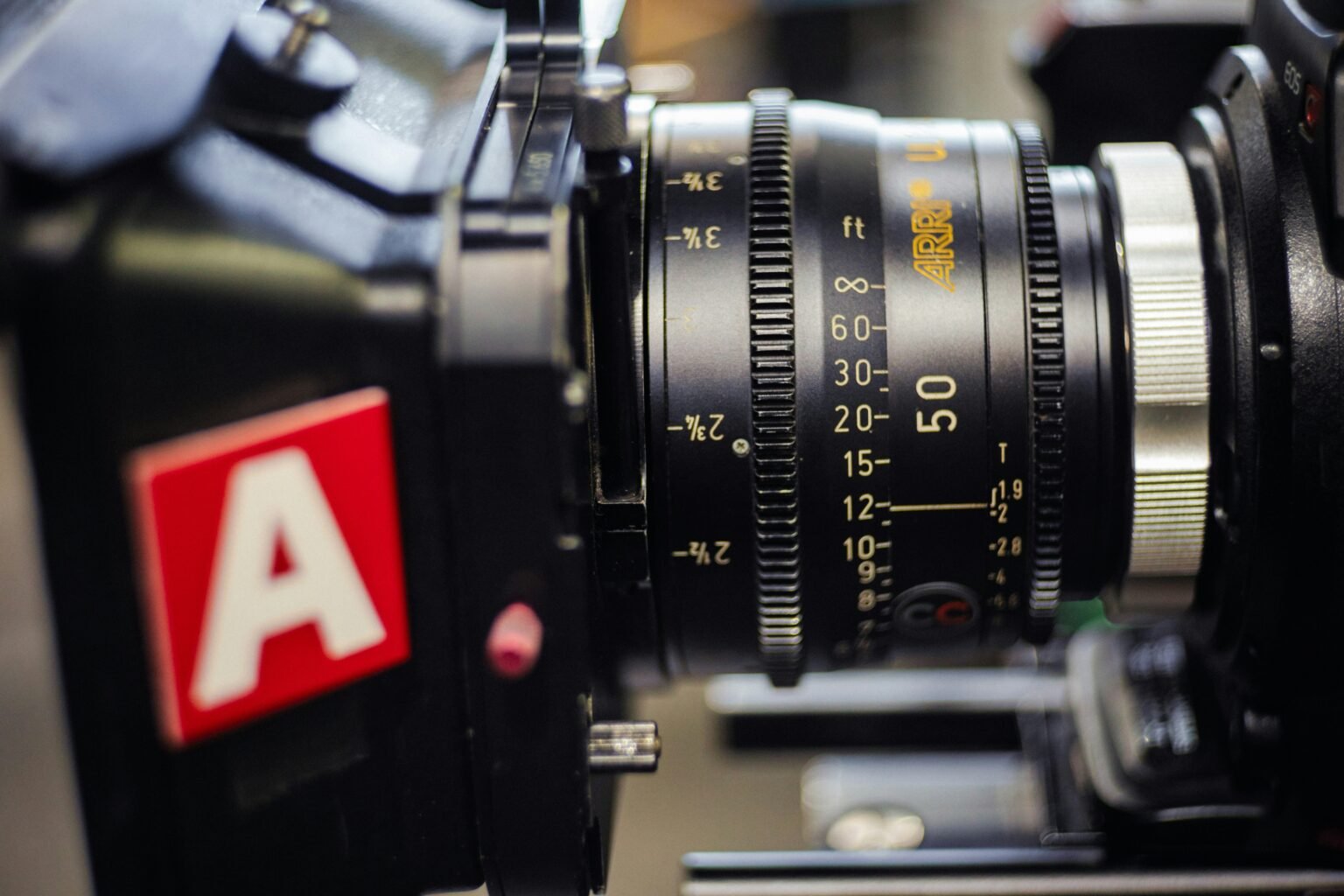 عدسة سينمائية احترافية مركبة على كاميرا لتوضيح الفرق بين عدسات Anamorphic وSpherical