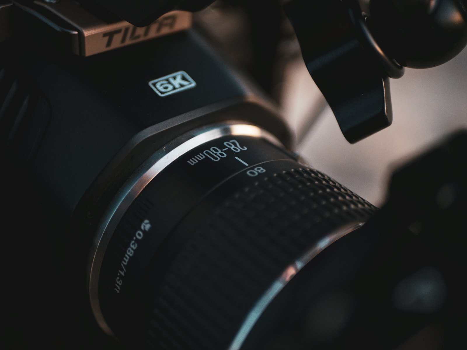 لقطة قريبة لعدسة كاميرا لتوضيح تأثير Crop Factor واختلاف زاوية الرؤية بين الحساسات