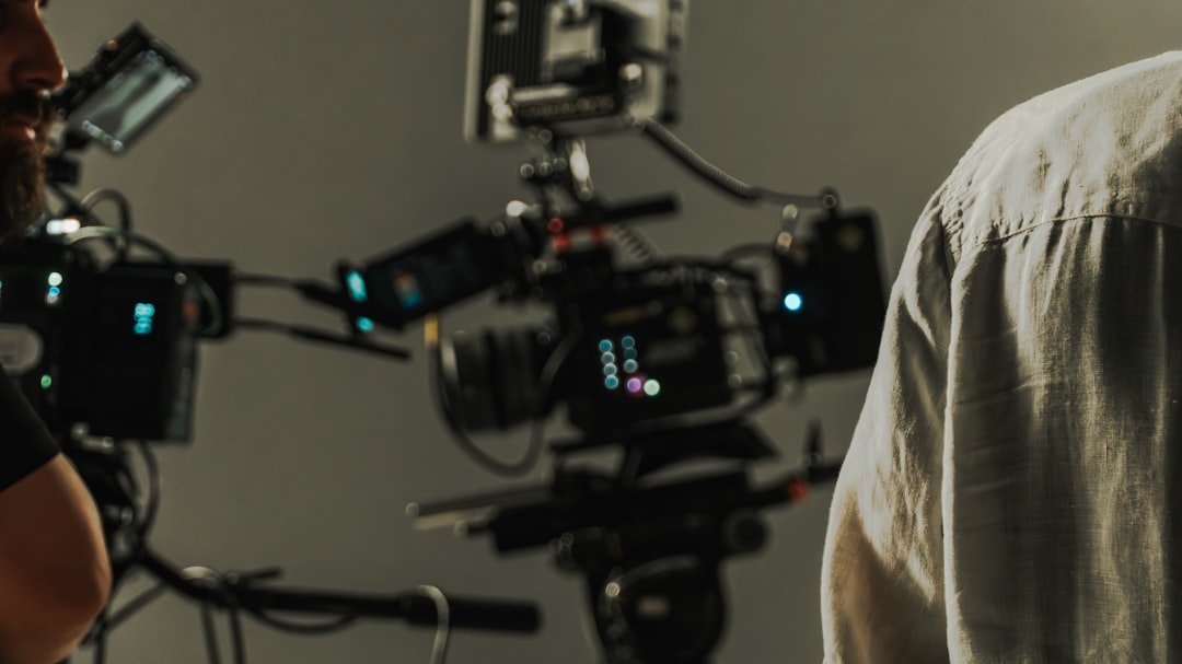 كاميرا سينمائية في موقع تصوير بإضاءة داكنة مناسبة لشرح استخدام فلتر ND في الفيديو