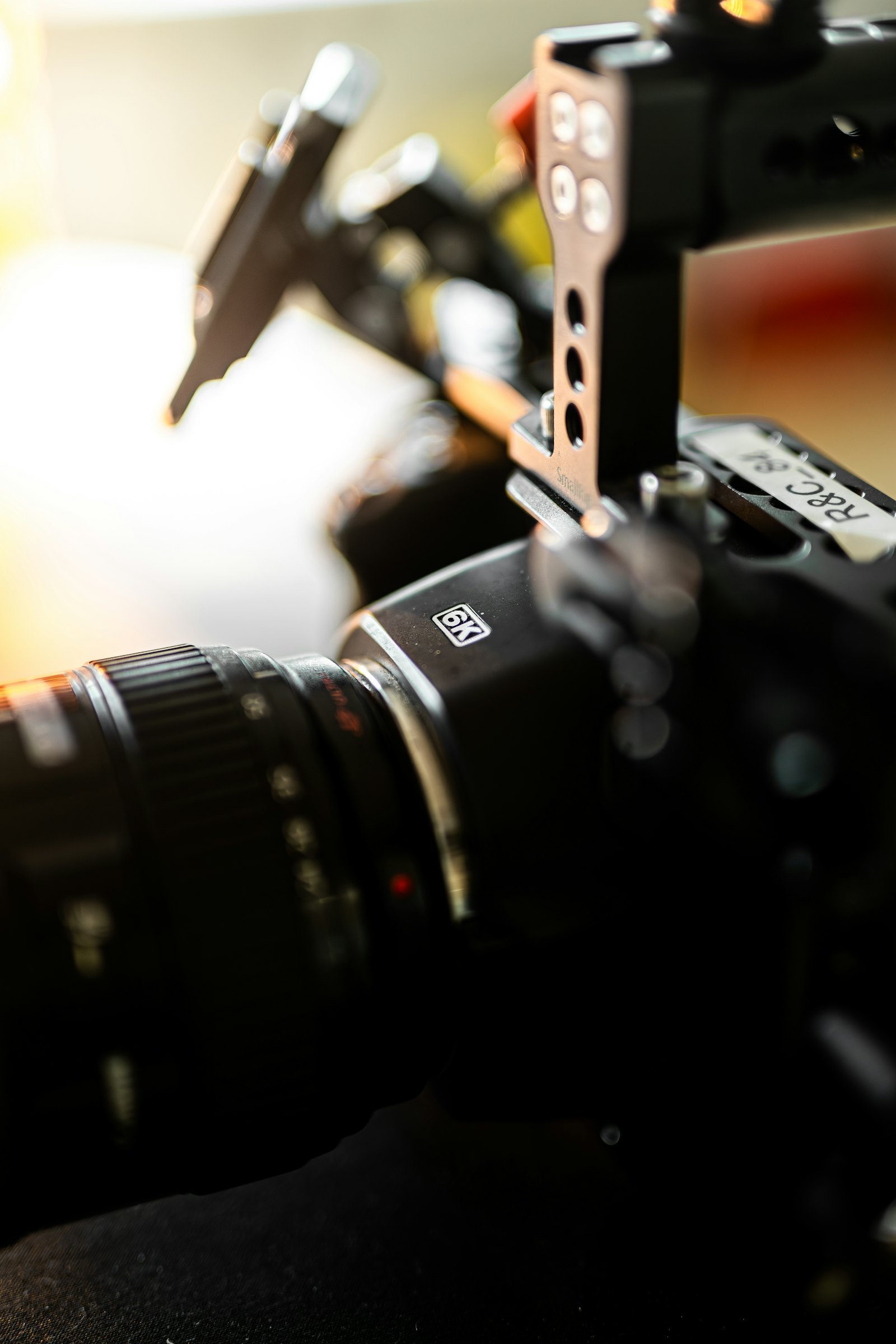 كاميرا رقمية بعدسة مركبة لتوضيح استخدام حساسات Full Frame وAPS-C في تصوير الفيديو