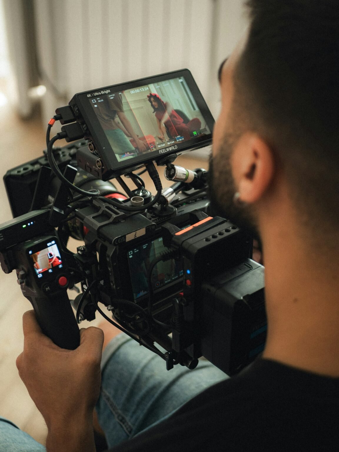 مشغّل كاميرا يستخدم كاميرا سينمائية احترافية أثناء تصوير مشهد فيديو