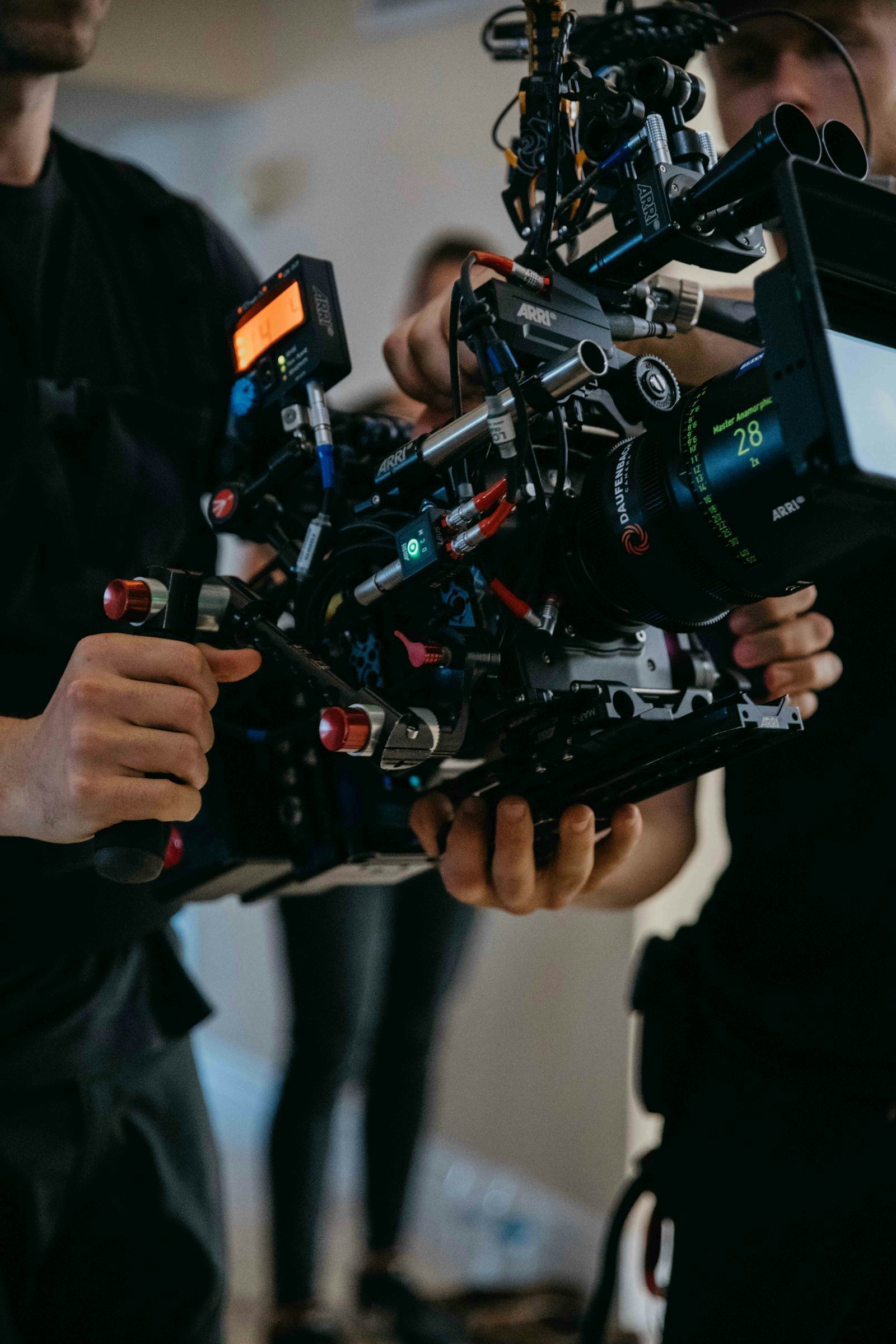 فريق تصوير يحمل كاميرا سينمائية احترافية لتوضيح اختيار حجم الحساس في الإنتاج المرئي