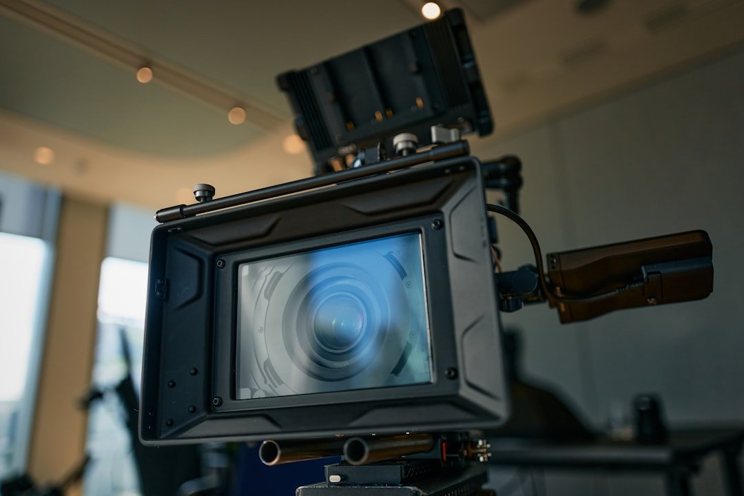 فلتر مركب أمام عدسة كاميرا سينمائية لتوضيح فكرة تقليل الضوء باستخدام مرشح ND