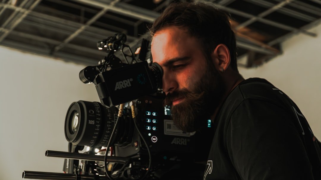 مصور يشغل كاميرا سينمائية في موقع تصوير لشرح الحفاظ على إعدادات الحركة عند استخدام فلتر ND