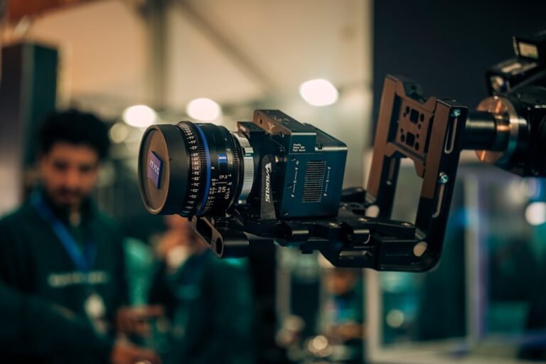 كاميرا سينمائية احترافية بإضاءة داكنة وبنفسجية توضيحًا لاختيار معدل الإطارات في تصوير الفيديو