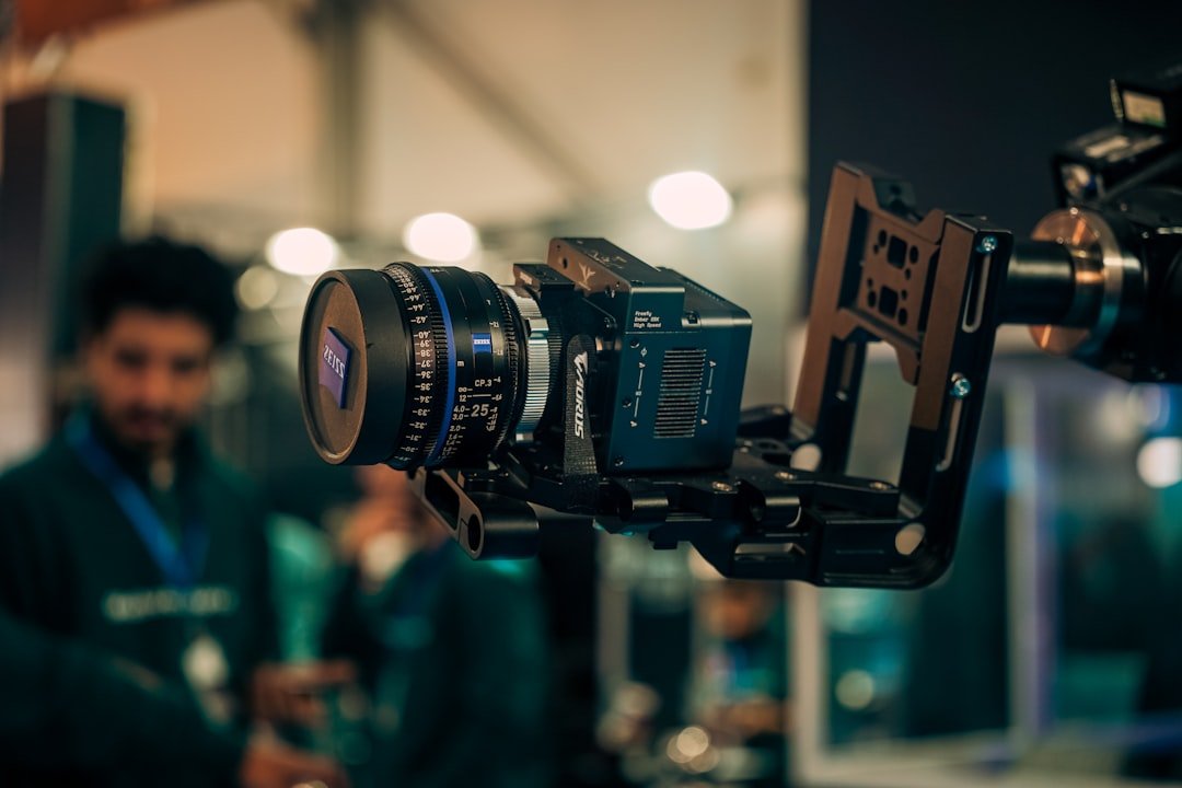 كاميرا سينمائية احترافية بإضاءة داكنة وبنفسجية توضيحًا لاختيار معدل الإطارات في تصوير الفيديو
