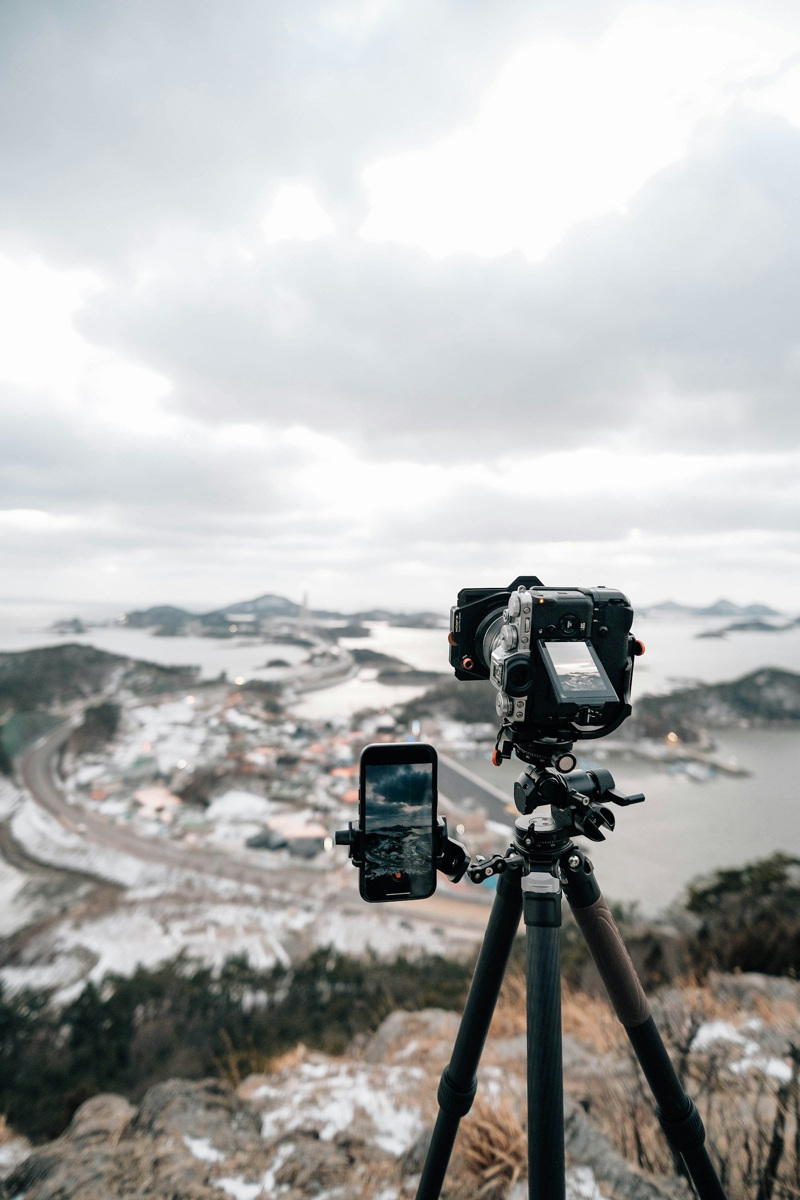 كاميرا على حامل ثلاثي أمام مشهد واسع لالتقاط سلسلة Auto Exposure Bracketing
