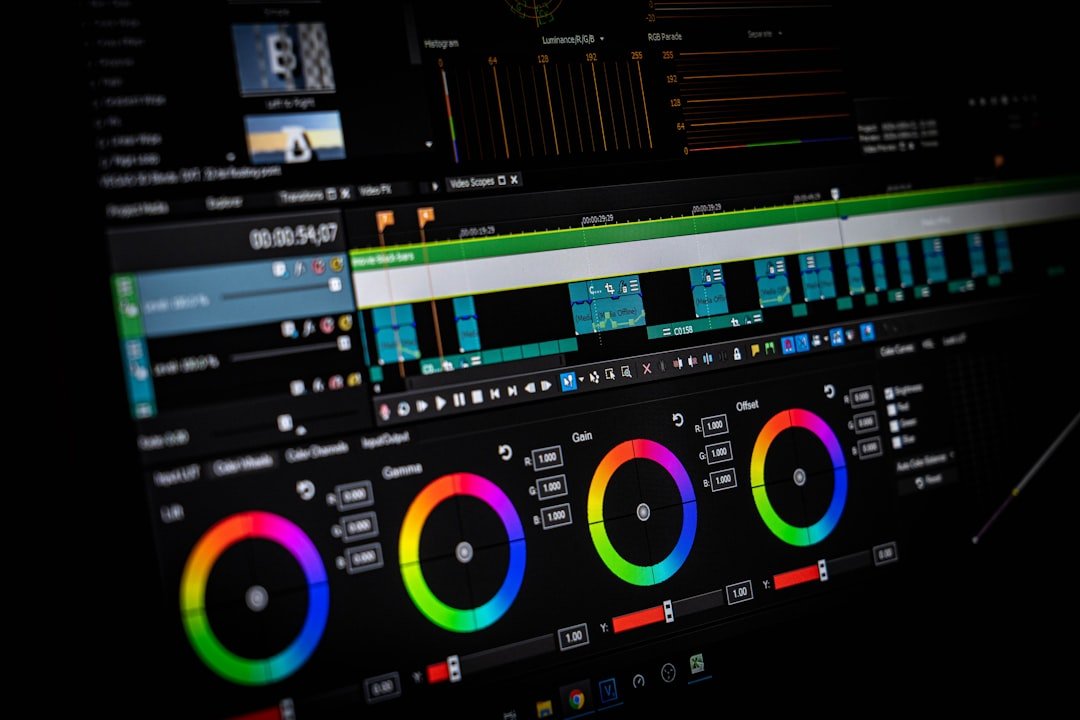معدات تحكم ومكساج داخل استوديو ما بعد الإنتاج لشرح استخدام الطبقات والمؤثرات ضمن Workflow المونتاج