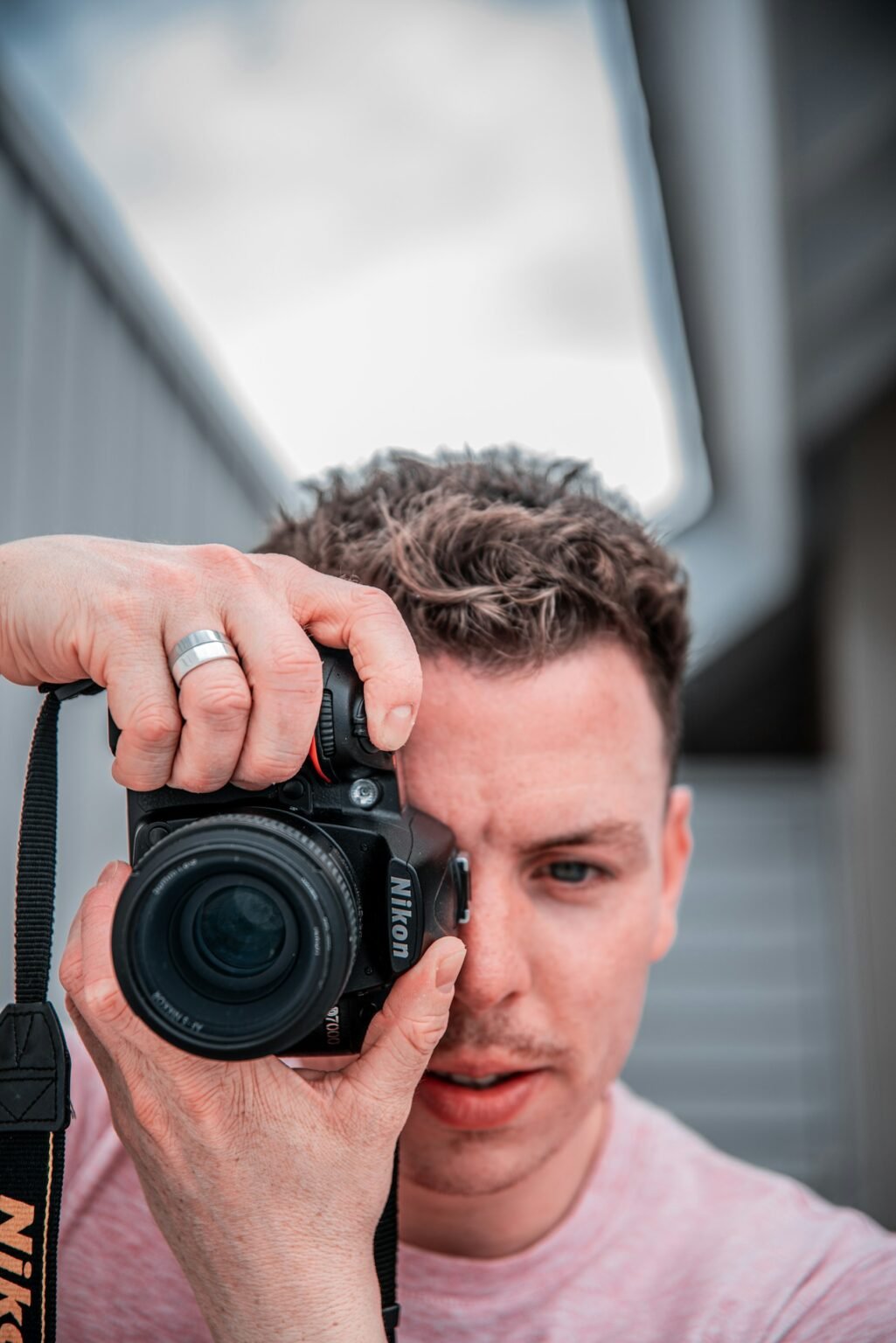 مصور يستخدم كاميرا أثناء التصوير لتوضيح تقنية Back Button Focus