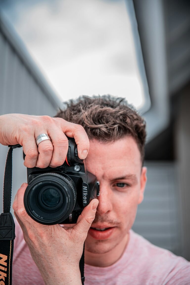 مصور يستخدم كاميرا أثناء التصوير لتوضيح تقنية Back Button Focus