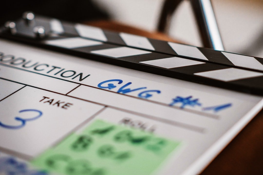 لقطة مقربة للوح Clapperboard مسجل عليه Take لاستخدامه في تنظيم اللقطات ومزامنة الصوت