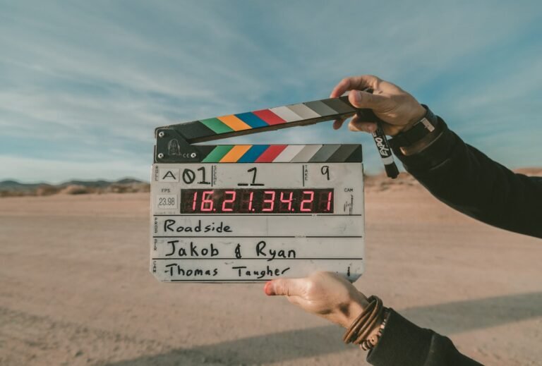 لوح Clapperboard أمام كاميرا في موقع تصوير لاستخدامه في مزامنة الصورة والصوت