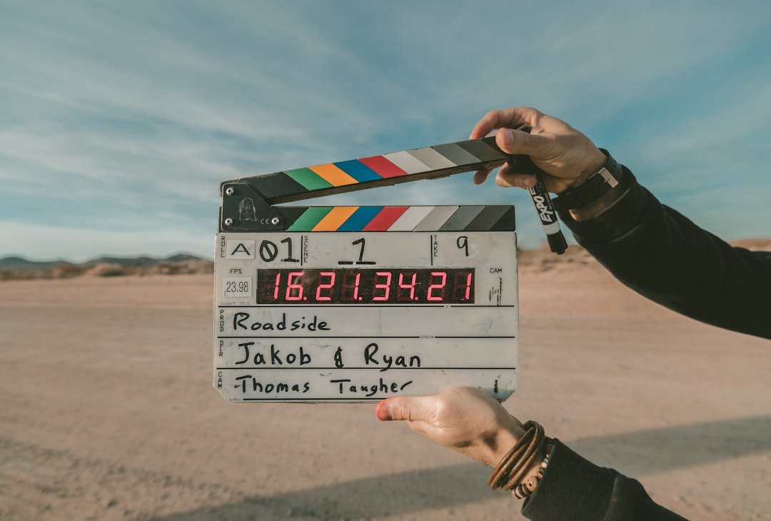 لوح Clapperboard أمام كاميرا في موقع تصوير لاستخدامه في مزامنة الصورة والصوت