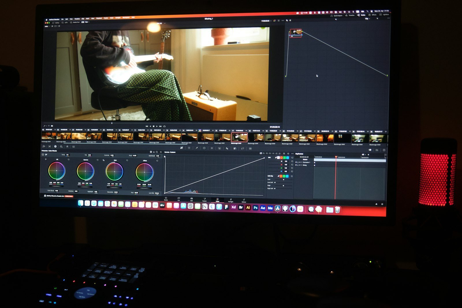 شاشة DaVinci Resolve تعرض عجلات الألوان والعقد ضمن سير عمل لإدارة ألوان الفيديو