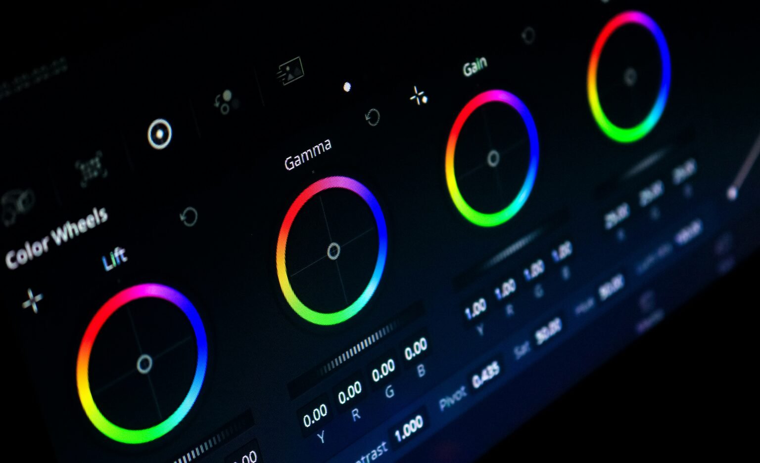 واجهة تصحيح ألوان في DaVinci Resolve أثناء معالجة فيديو