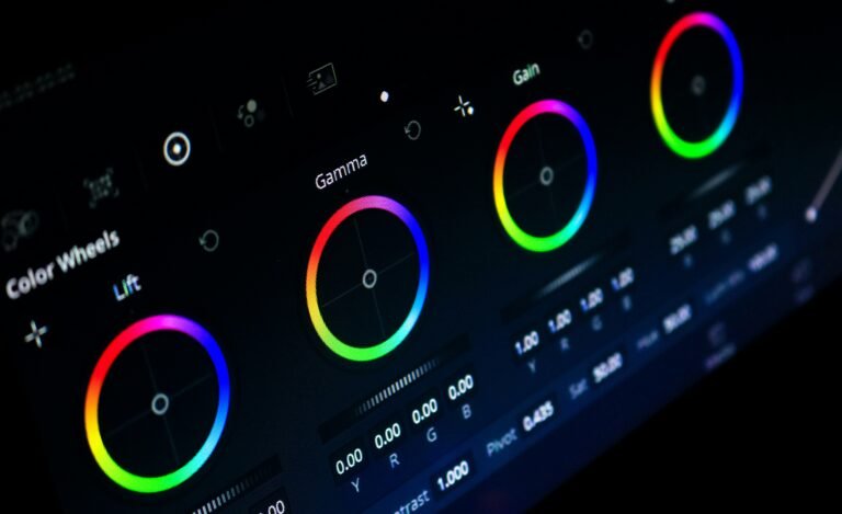 واجهة تصحيح ألوان في DaVinci Resolve أثناء معالجة فيديو