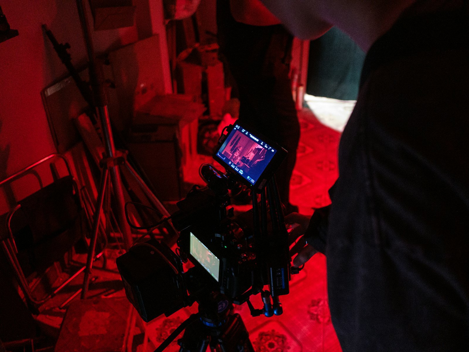 مشغل كاميرا يراقب شاشة خارجية أثناء تصوير مشهد بإضاءة سينمائية لمتابعة Zebra والتعريض