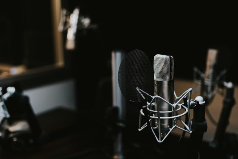 ميكروفون استوديو مخصص لتسجيل مؤثرات Foley والمكونات الصوتية في مرحلة ما بعد الإنتاج