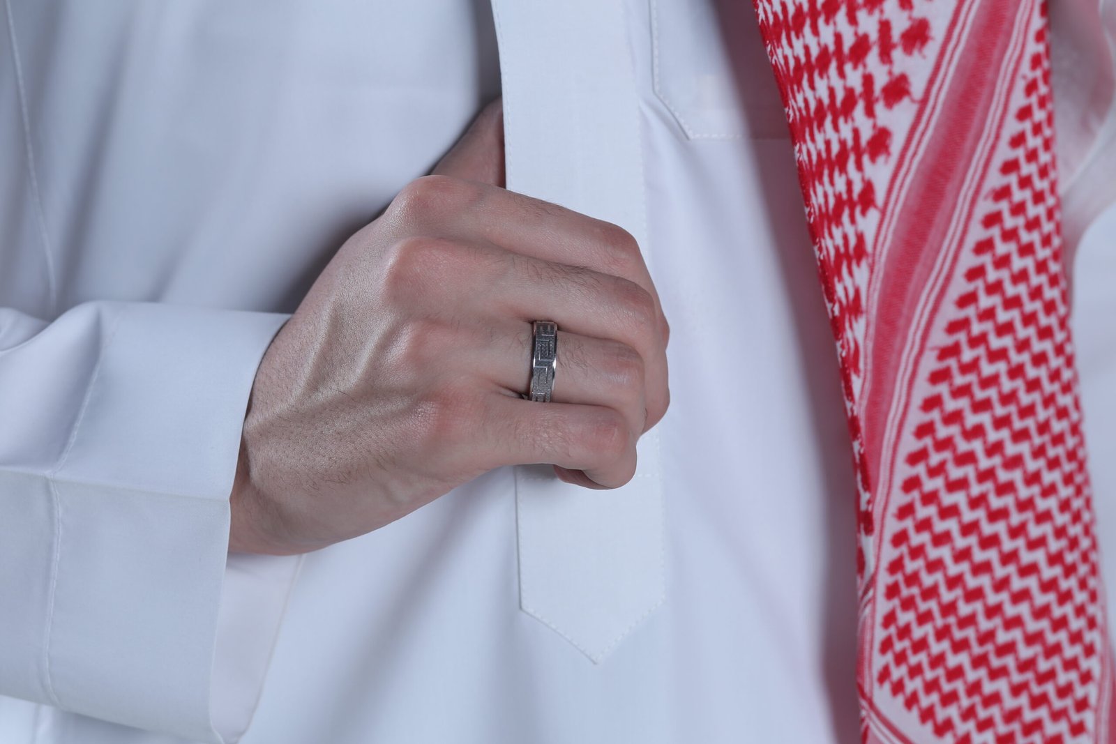 تصوير إكسسوارات رجالية على مودل لصالح غلامور