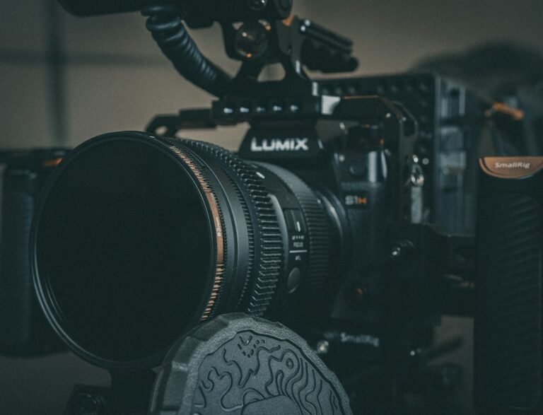 كاميرا سينمائية مجهزة بفلتر أمام العدسة لتوضيح استخدام IRND وND في تصوير الفيديو