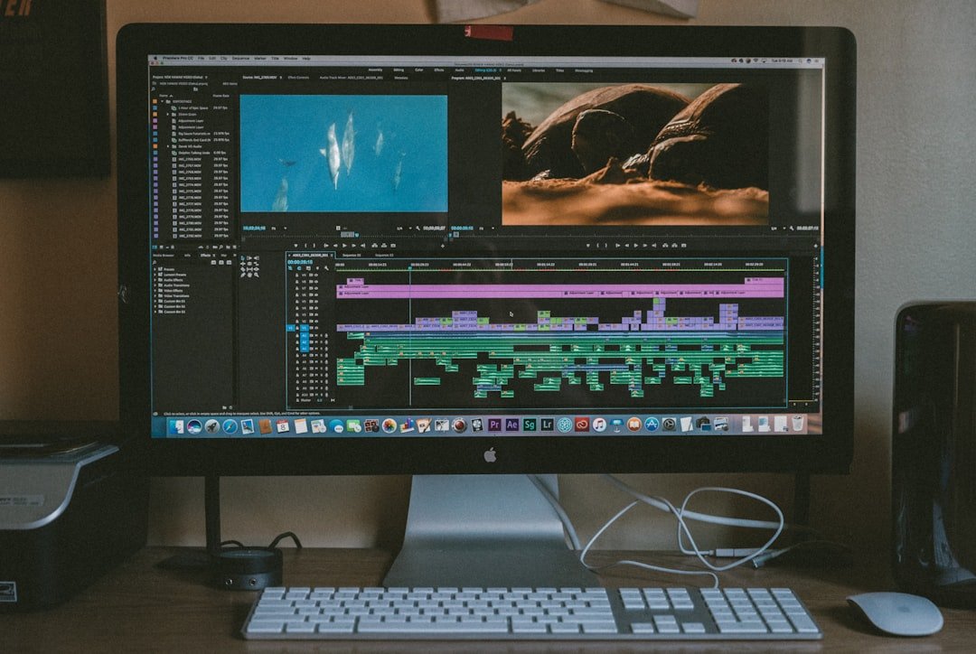 واجهة مونتاج فيديو تستخدم لمراجعة المقاطع وترتيبها بعد توليدها ضمن سير عمل إنتاج المحتوى