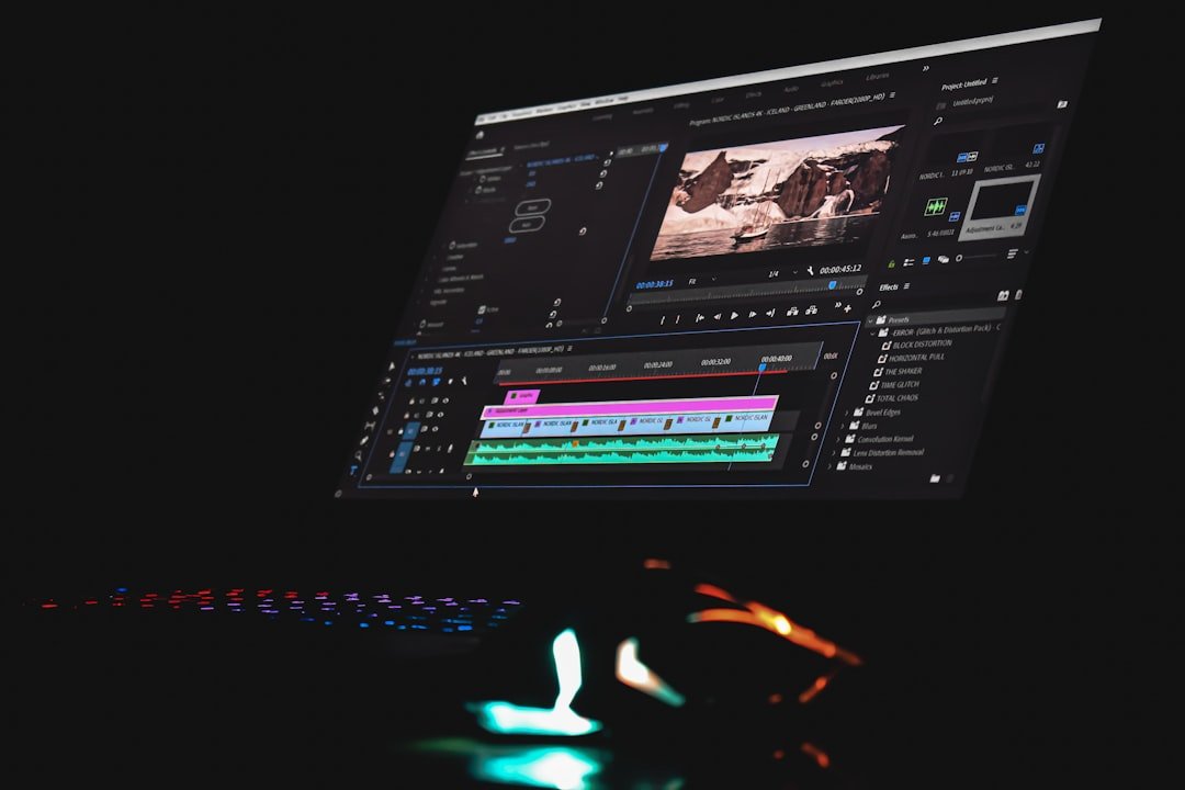 شاشة مونتاج فيديو احترافية توضح سياق التعامل مع مستويات الإشارة والألوان