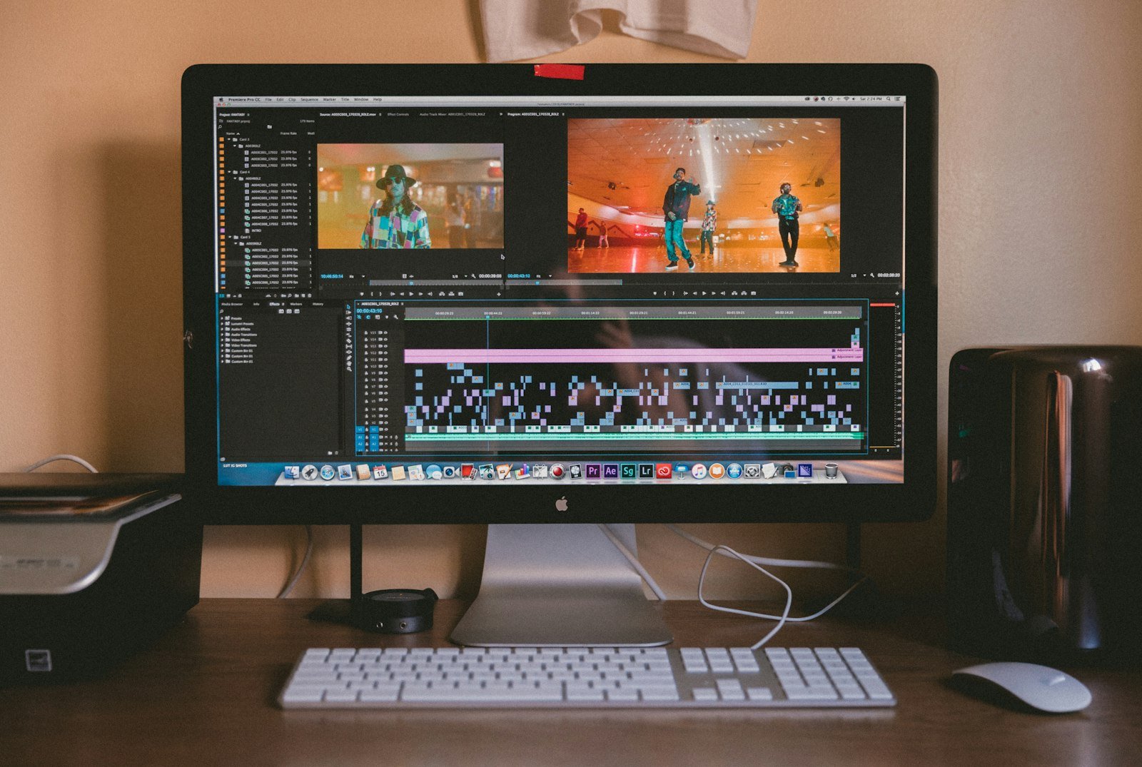معدات تصوير فيديو في بيئة إنتاج توضح أهمية تنظيم اللقطات والملفات - تصوير Jakob Owens على Unsplash