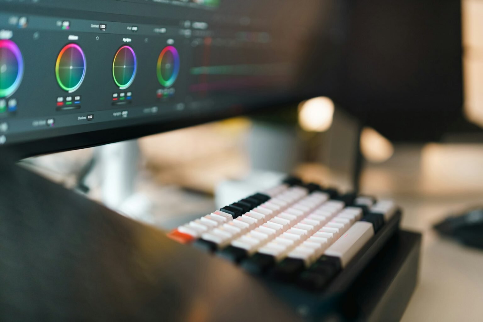 شاشة مونتاج وتلوين فيديو تعرض أدوات تصحيح الألوان في DaVinci Resolve