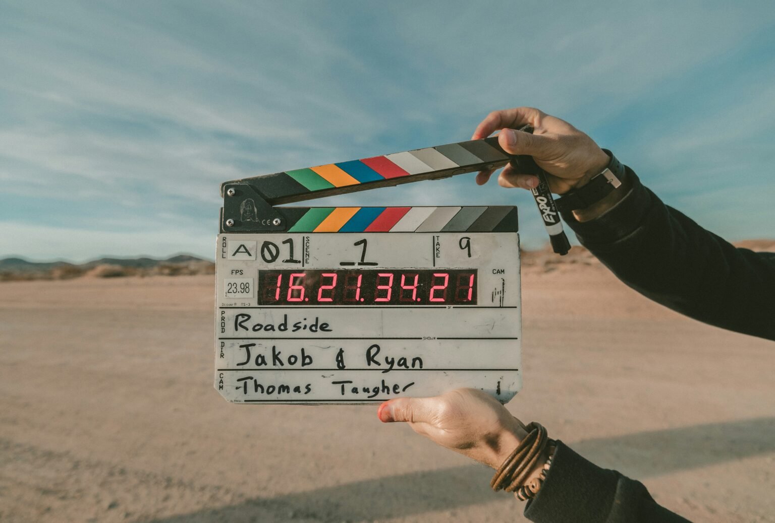 لوح تصوير سينمائي يرمز إلى تنظيم بيانات يوم التصوير وتسليمها بأمان