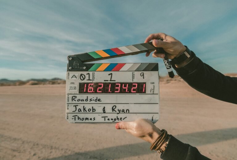 لوح تصوير سينمائي يرمز إلى تنظيم بيانات يوم التصوير وتسليمها بأمان