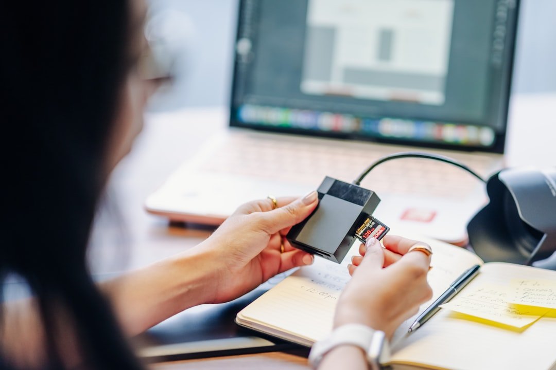 إدخال بطاقة ذاكرة في قارئ متصل بالكمبيوتر ضمن Workflow تفريغ ملفات التصوير