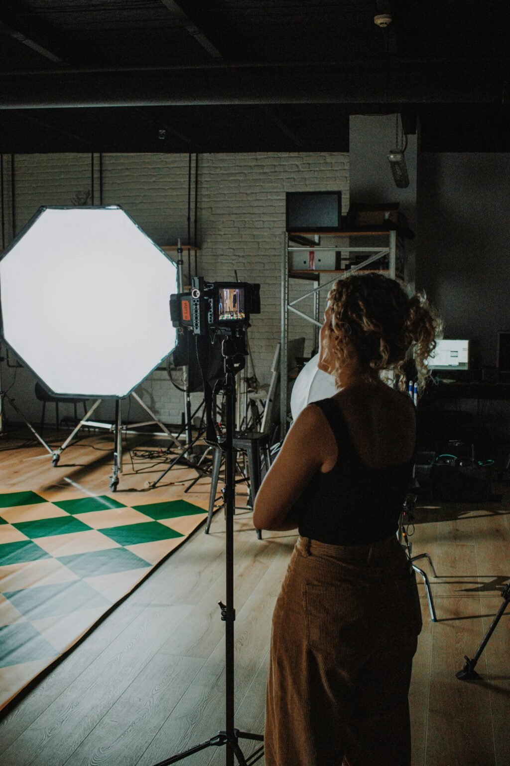 إضاءة LED احترافية مع كاميرا داخل استوديو لتصوير الفيديو