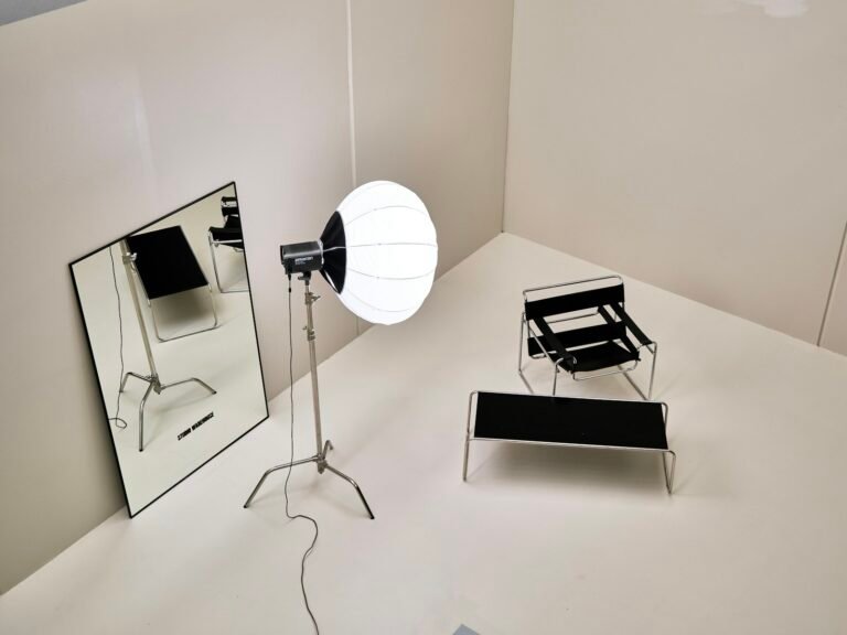 إضاءة استوديو ناعمة مناسبة لشرح إعداد Clamshell Lighting في تصوير البورتريه