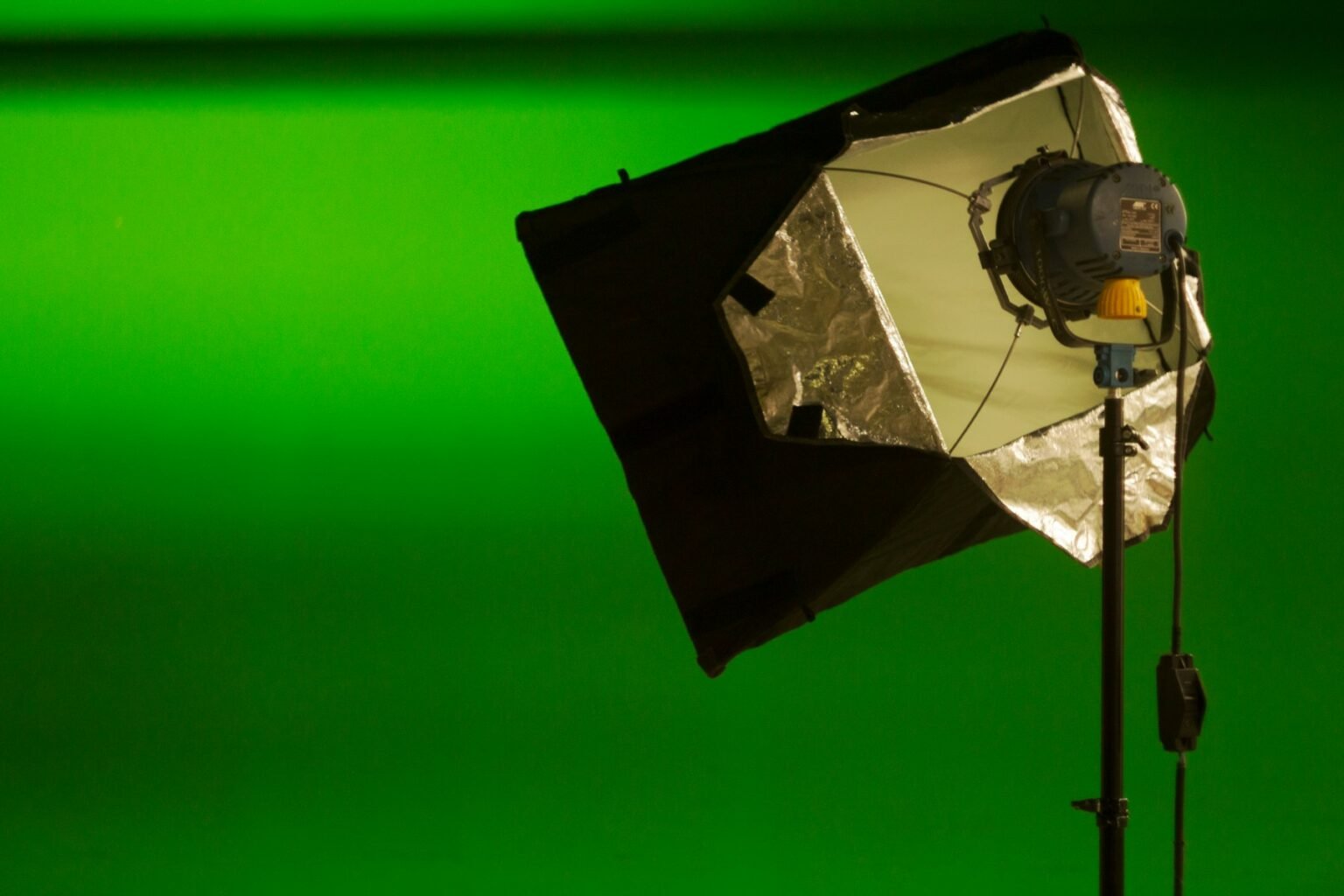 سوفت بوكس أمام خلفية خضراء لتصوير Green Screen بإضاءة متجانسة