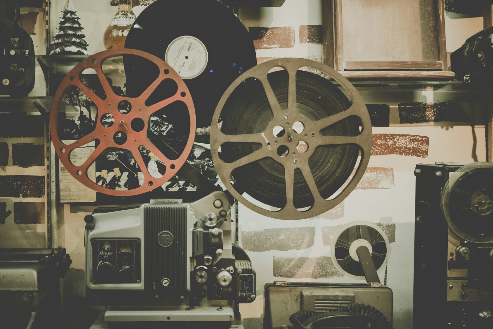 معدات تصوير سينمائي توضح التخطيط لاختيار زاوية الكاميرا قبل تسجيل المشهد