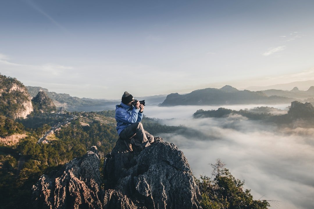 مصور يستخدم كاميرا في مشهد طبيعي لشرح ظهور Vignetting مع بعض العدسات الواسعة