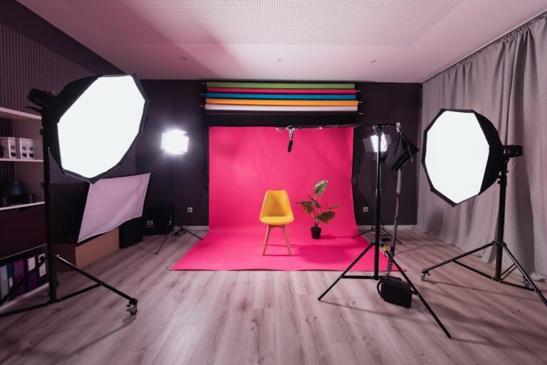 استوديو تصوير احترافي يستخدم وحدات Softbox لتنعيم الإضاءة على المشهد