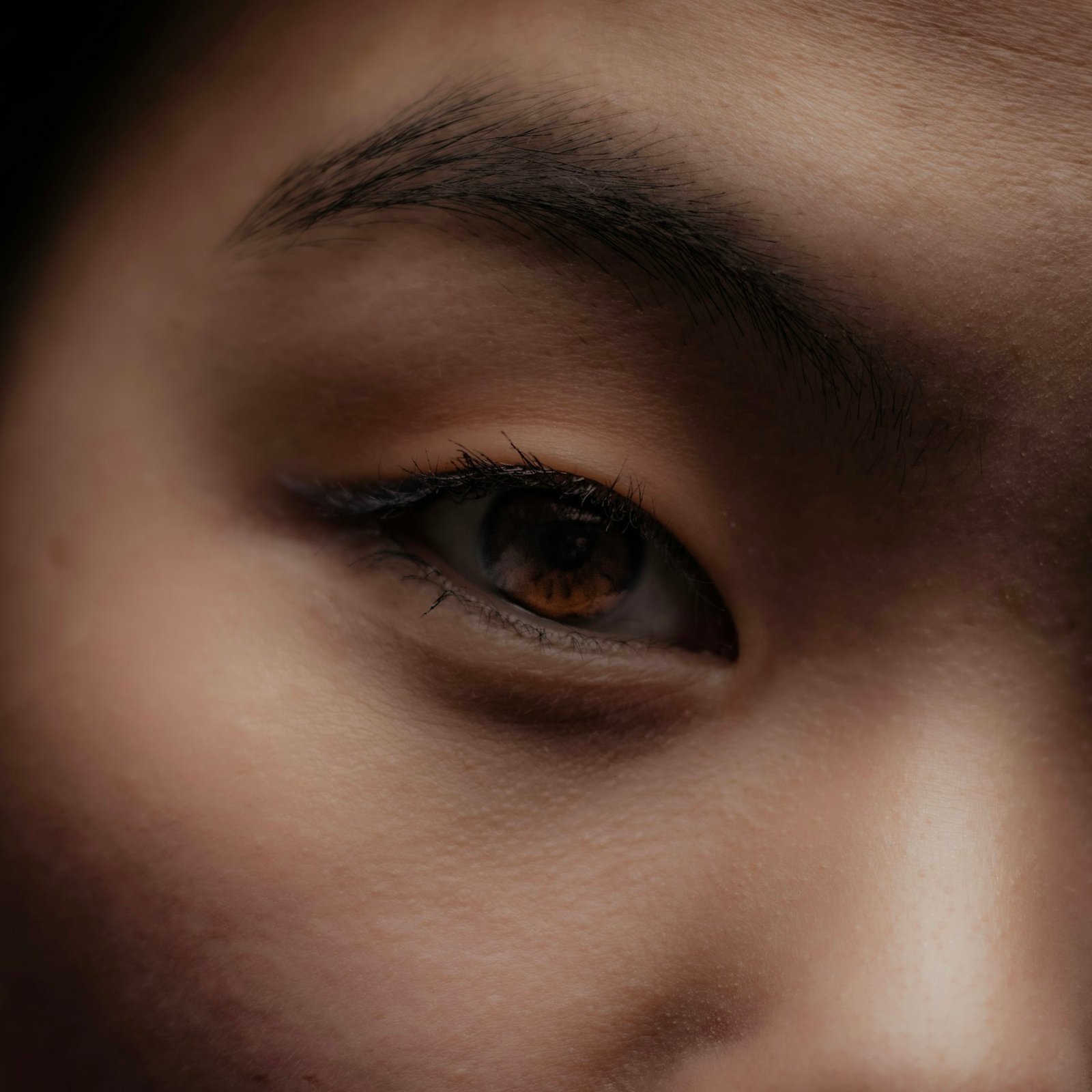 لقطة شديدة القرب للعين توضح استخدام Extreme Close-Up للتركيز على تفصيل بصري دقيق