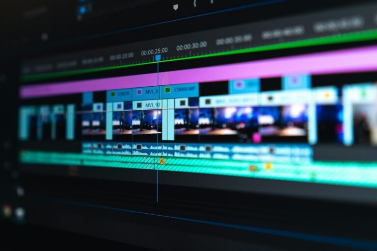 واجهة مونتاج فيديو على شاشة داكنة مع Timeline ومقاطع متعددة مناسبة لشرح Text-Based Editing