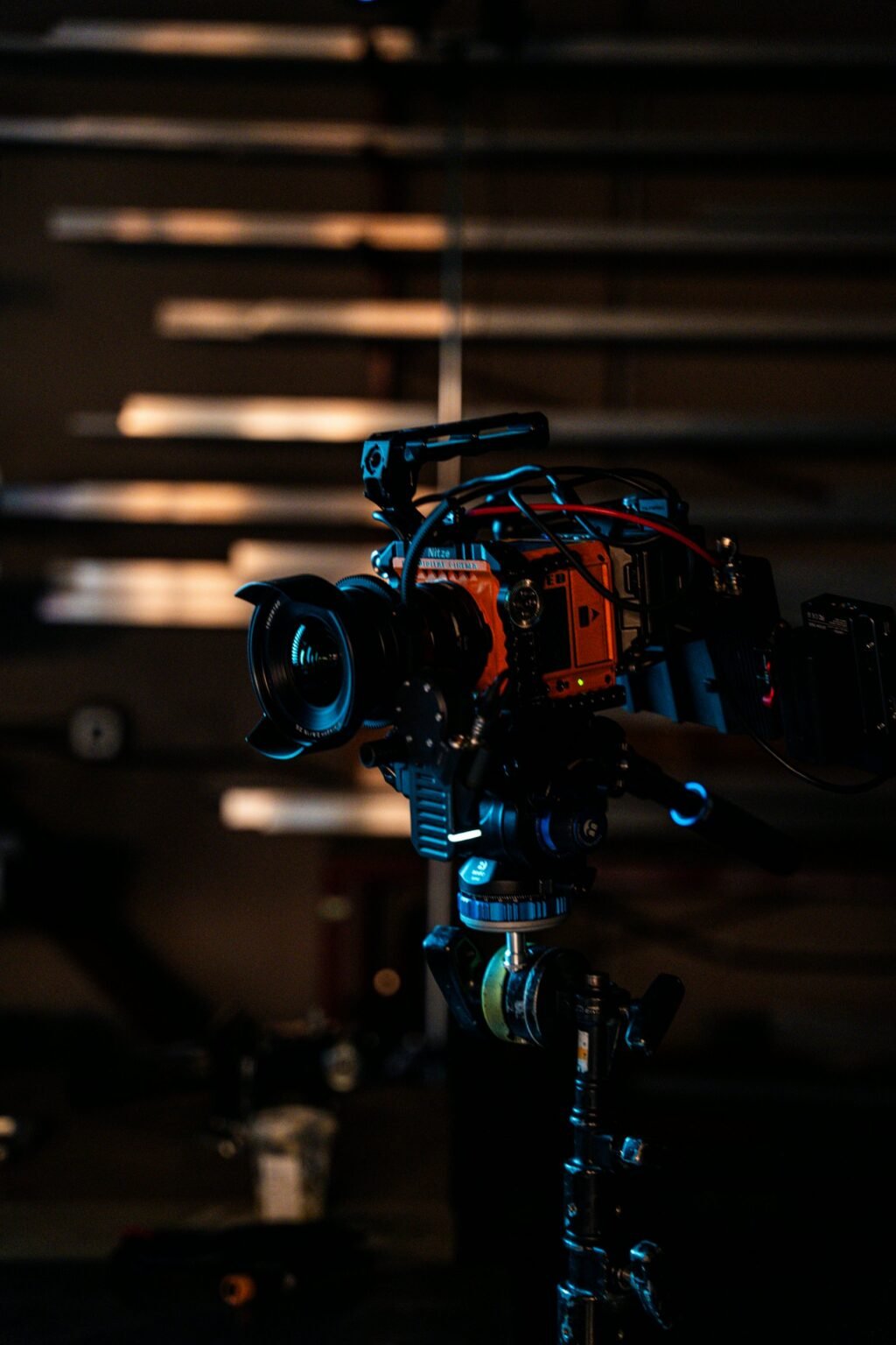 كاميرا سينمائية داخل موقع تصوير بإضاءة منخفضة توضح تحديات النطاق الديناميكي